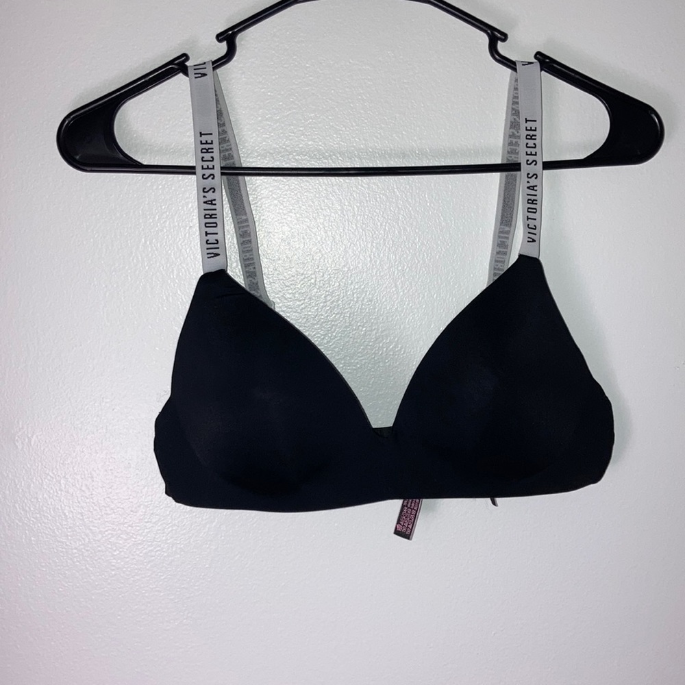Black Victoria’s Secret bra